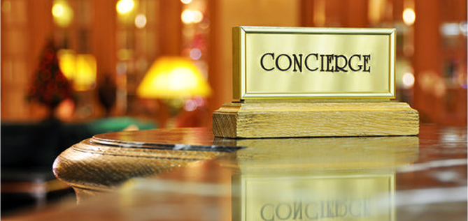 コンシェルジュと書かれた金色の置物